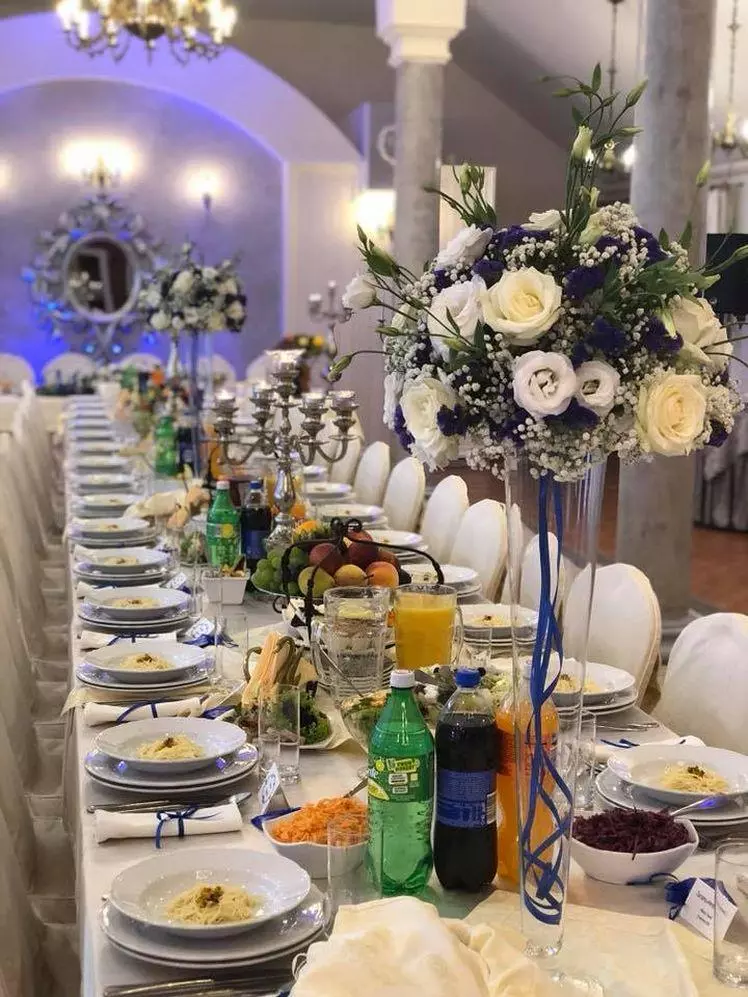 Stół na przyjęciu weselnym